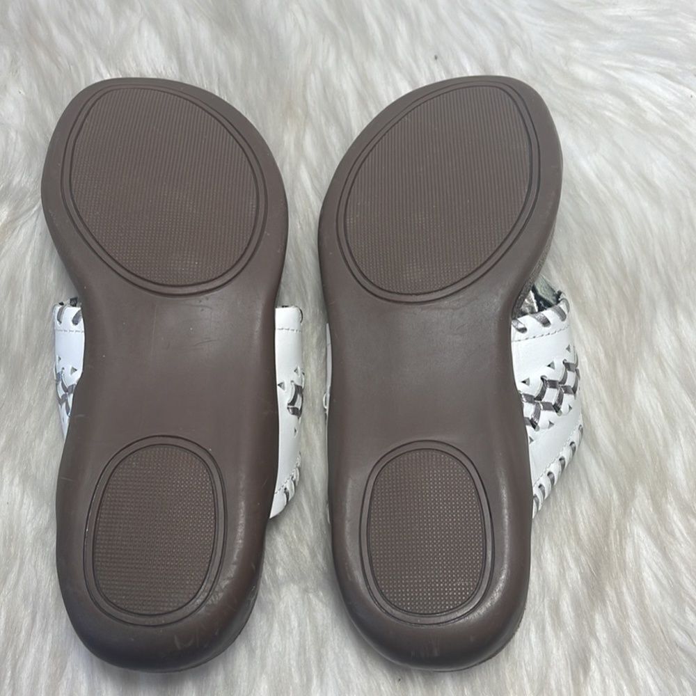 Array White Thong Sandals Sz 6.5 NARROW WIDTH - Picture 5 of 6